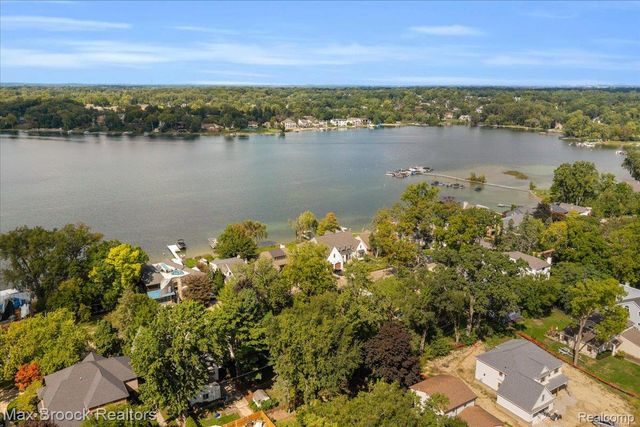 2175 Langham Drive, West Bloomfield Charter Township, MI 48323