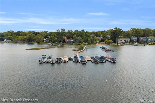 2175 Langham Drive, West Bloomfield Charter Township, MI 48323