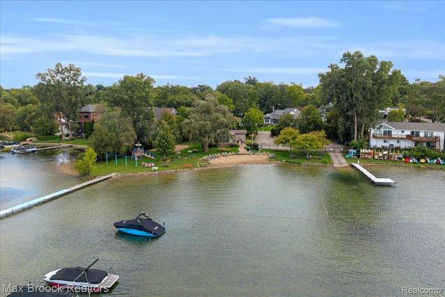 2175 Langham Drive, West Bloomfield Charter Township, MI 48323