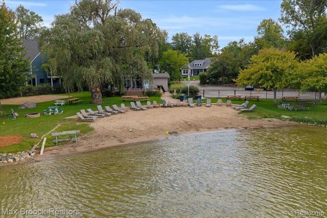 2175 Langham Drive, West Bloomfield Charter Township, MI 48323