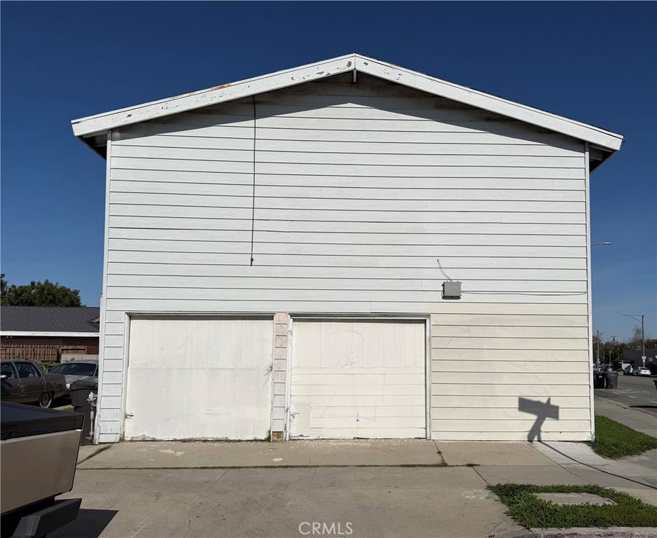 Image 3 of property listing at 1431 Alamitos Avenue, Long Beach, CA 90813