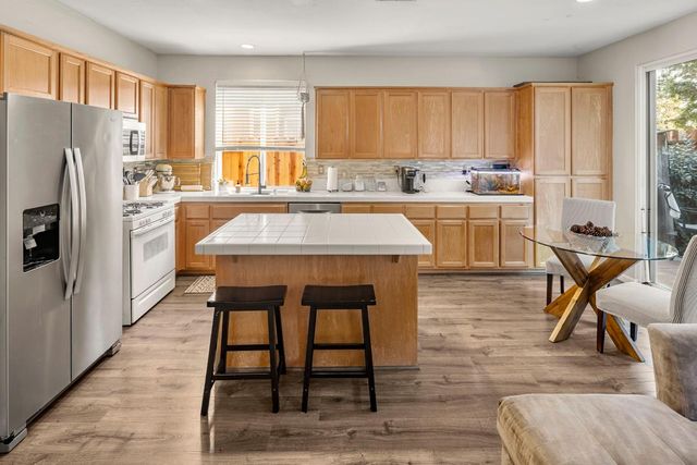 1872 Ivycrest Way, Sacramento, CA 95835