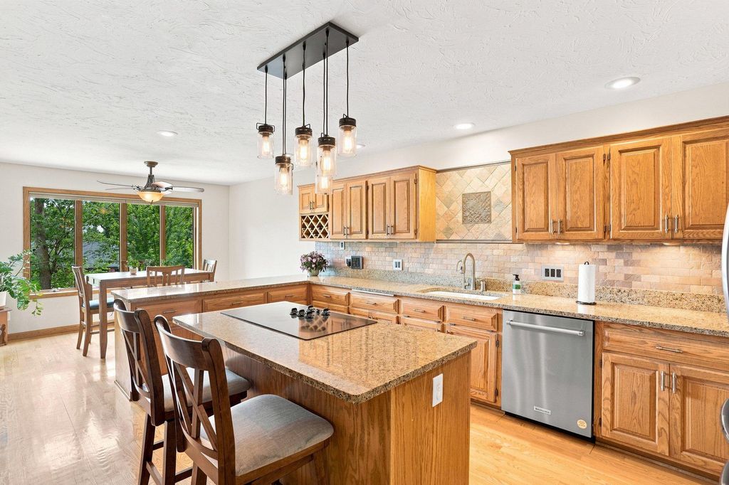 18430 Jasper Ct, Lakeville, MN 55044 — photo 4
