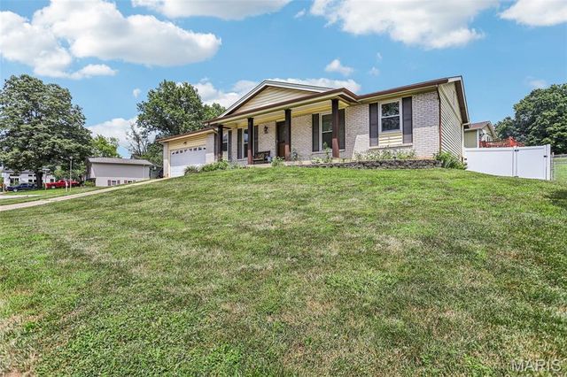 10 W Meadow Drive, St Peters, MO 63376