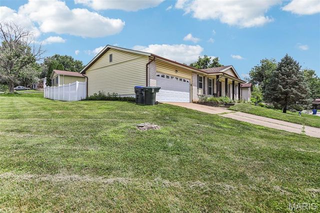 10 W Meadow Drive, St Peters, MO 63376