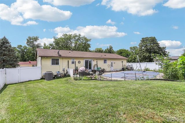 10 W Meadow Drive, St Peters, MO 63376