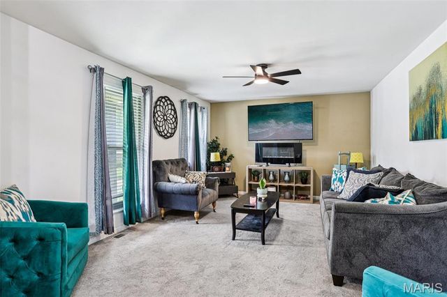 10 W Meadow Drive, St Peters, MO 63376