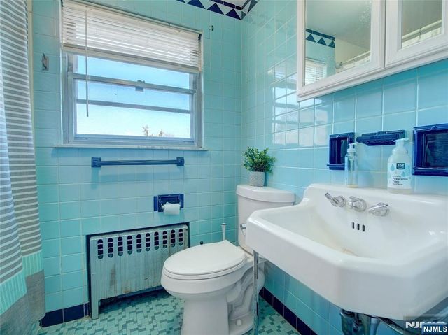 475 Dewey Avenue, Saddle Brook, NJ 07663