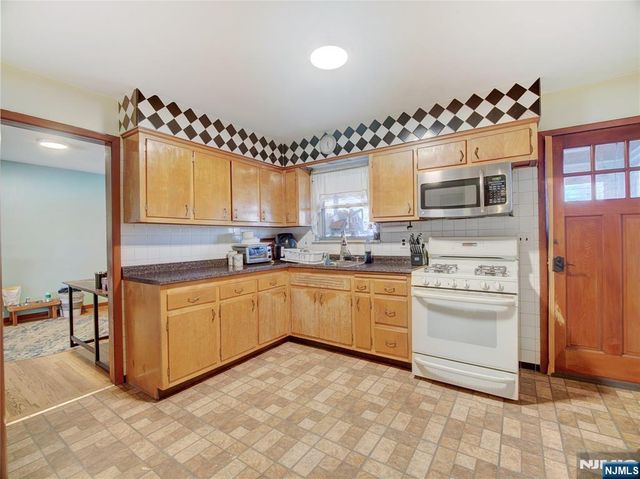 475 Dewey Avenue, Saddle Brook, NJ 07663