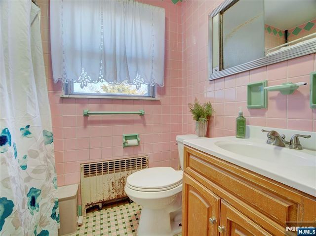 475 Dewey Avenue, Saddle Brook, NJ 07663