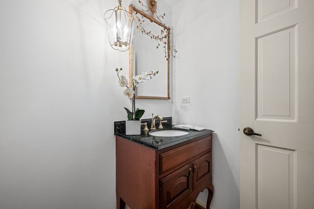 220 Dover Circle, Lincolnshire, IL 60069