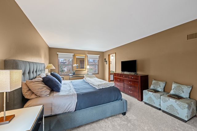 220 Dover Circle, Lincolnshire, IL 60069