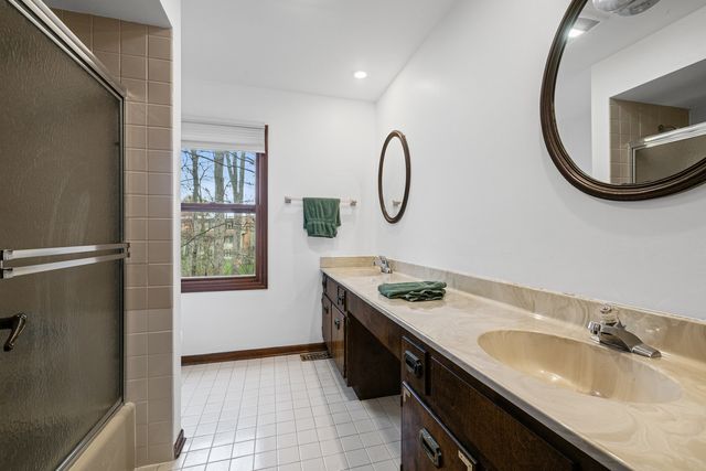 220 Dover Circle, Lincolnshire, IL 60069