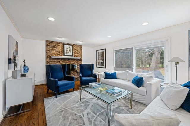 220 Dover Circle, Lincolnshire, IL 60069