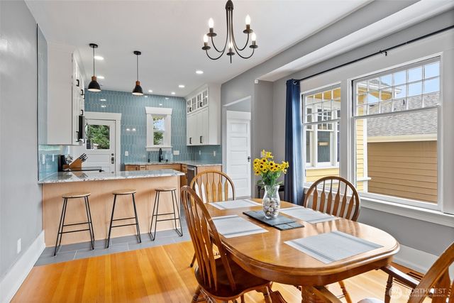 324 NE 50th Street, Seattle, WA 98105