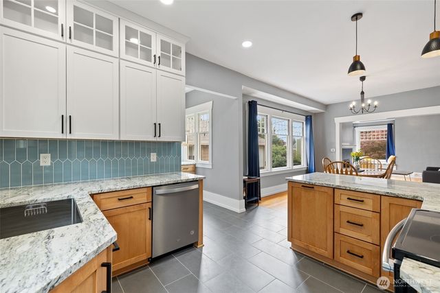 324 NE 50th Street, Seattle, WA 98105