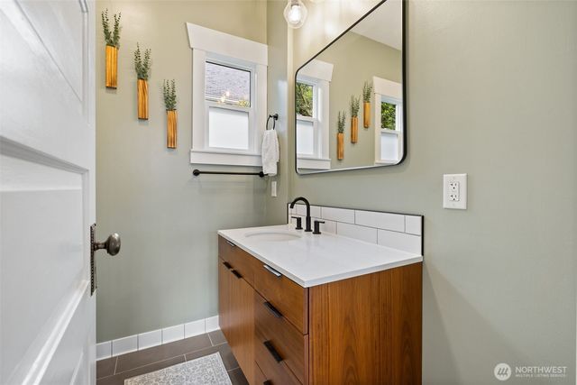 324 NE 50th Street, Seattle, WA 98105