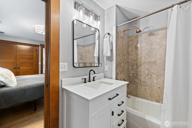 324 NE 50th Street, Seattle, WA 98105