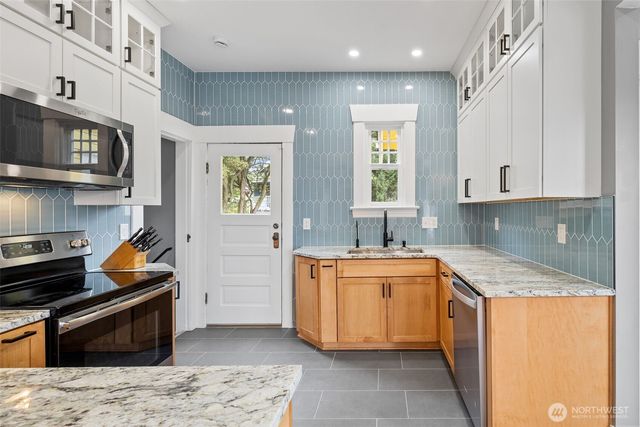 324 NE 50th Street, Seattle, WA 98105