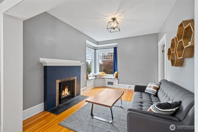 324 NE 50th Street, Seattle, WA 98105