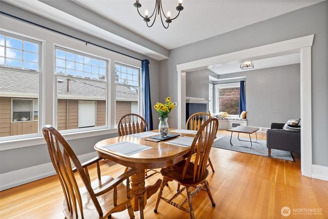 324 NE 50th Street, Seattle, WA 98105