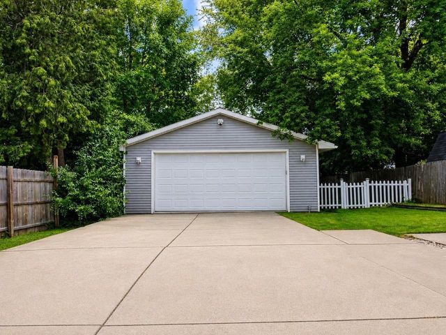 1844 S JEFFERSON STREET, Appleton, WI 54915