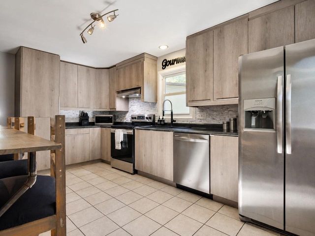 1844 S JEFFERSON STREET, Appleton, WI 54915