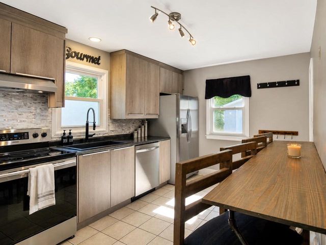 1844 S JEFFERSON STREET, Appleton, WI 54915