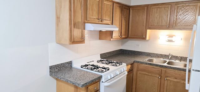 318 W Naperville Road 8, Westmont, IL 60559