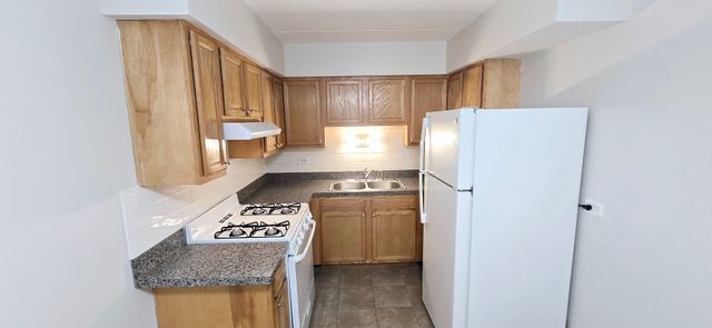 318 W Naperville Road 8, Westmont, IL 60559