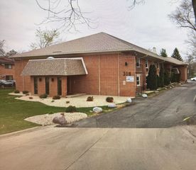 318 W Naperville Road 8, Westmont, IL 60559