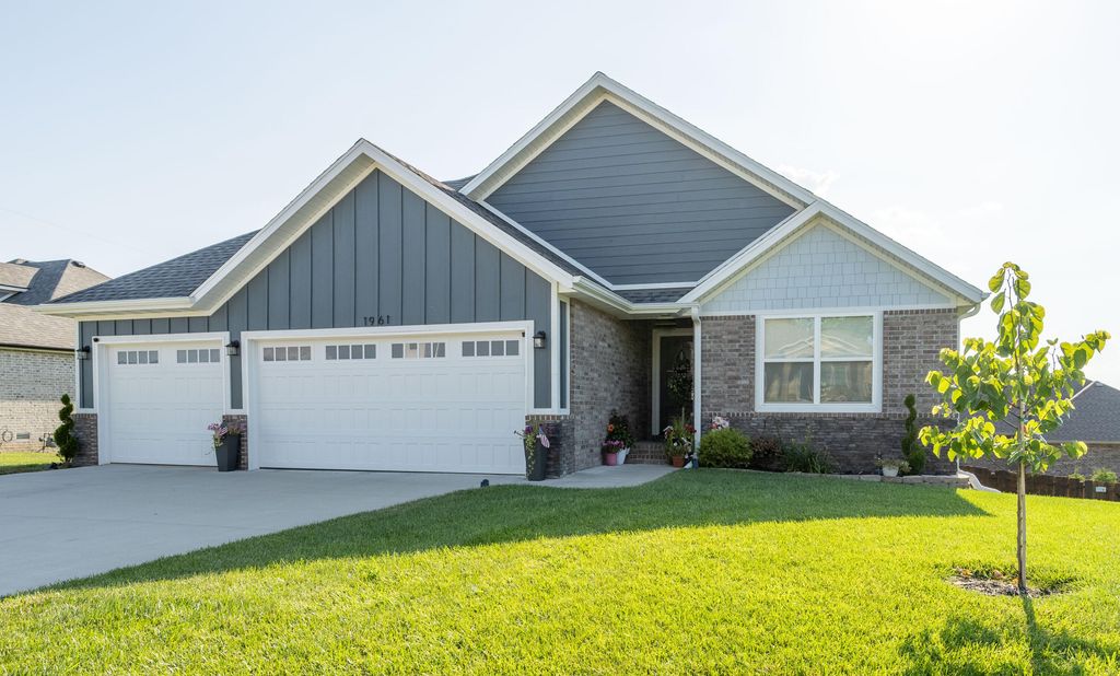 1961 North Cannonade Court, Springfield, MO 65802