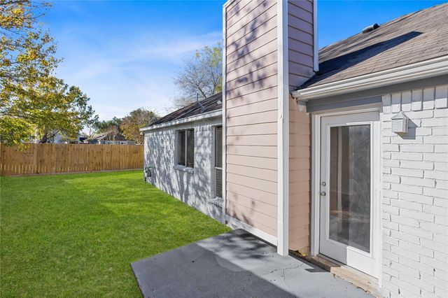 1114 Lochmoor Lane, Pearland, TX 77581