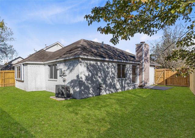 1114 Lochmoor Lane, Pearland, TX 77581