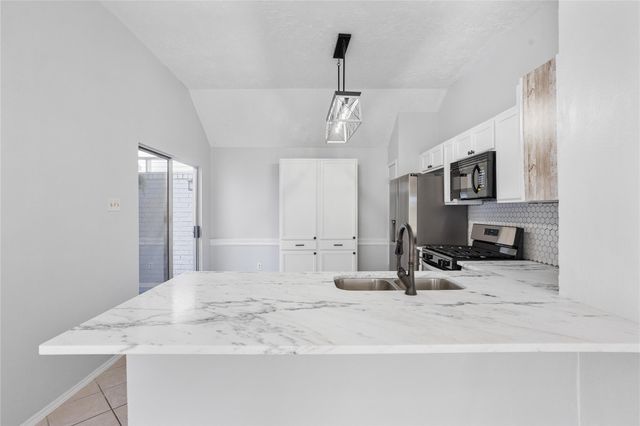 1114 Lochmoor Lane, Pearland, TX 77581