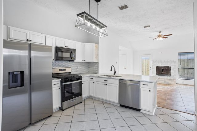 1114 Lochmoor Lane, Pearland, TX 77581