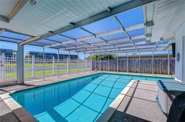 9625 COMMODORE DRIVE, Seminole, FL 33776