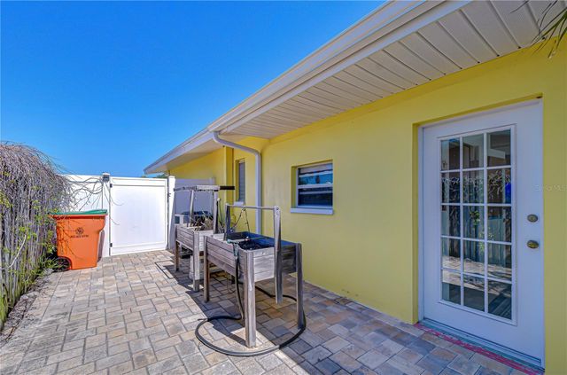 9625 COMMODORE DRIVE, Seminole, FL 33776