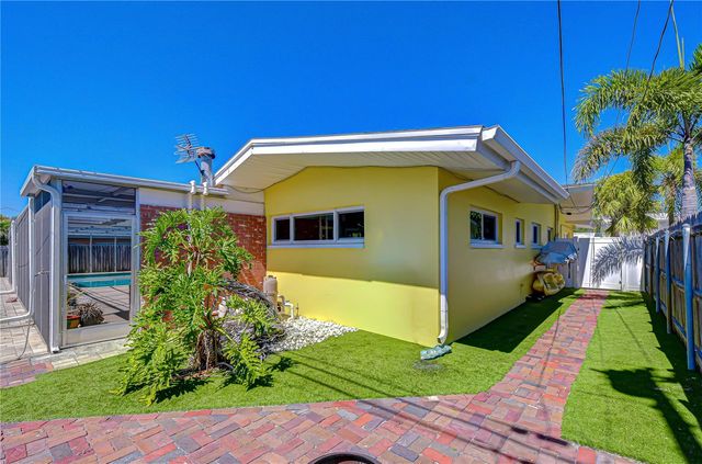 9625 COMMODORE DRIVE, Seminole, FL 33776