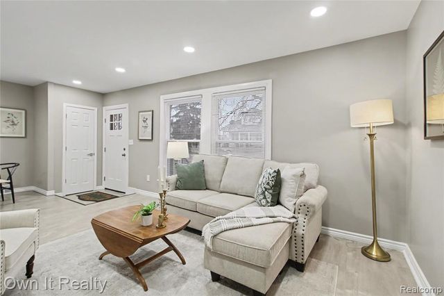 7260 Warwick Street, Detroit, MI 48228