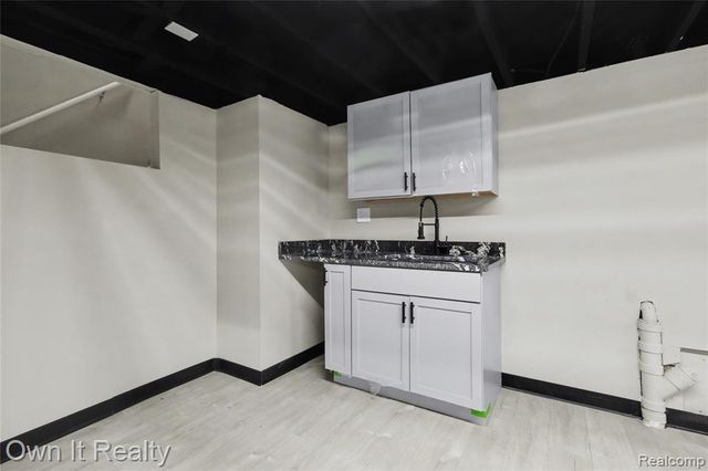 7260 Warwick Street, Detroit, MI 48228