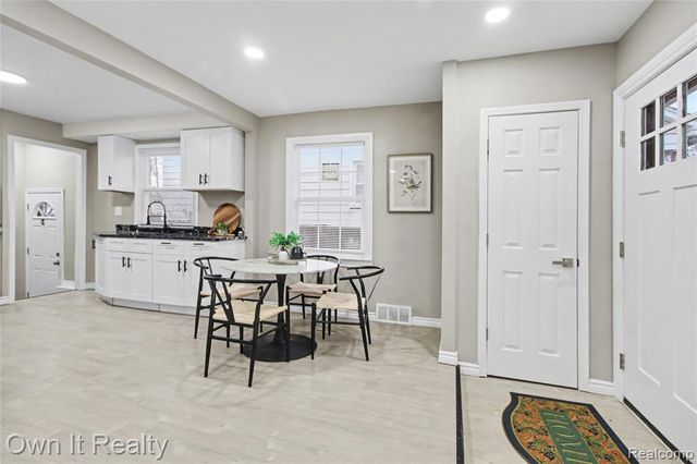 7260 Warwick Street, Detroit, MI 48228