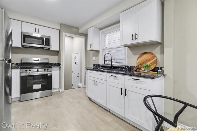 7260 Warwick Street, Detroit, MI 48228