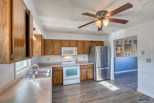 529 BLUEBIRD DR, Box Elder, SD 57718