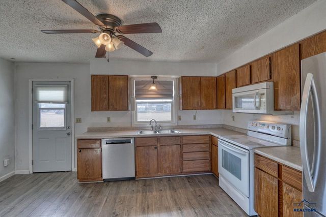 529 BLUEBIRD DR, Box Elder, SD 57718