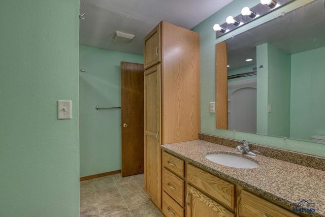 529 BLUEBIRD DR, Box Elder, SD 57718