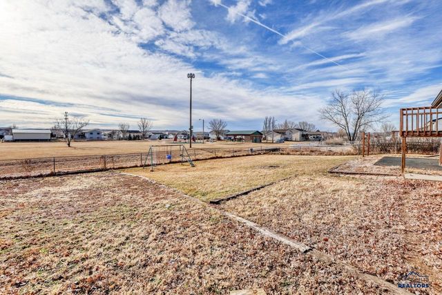 529 BLUEBIRD DR, Box Elder, SD 57718