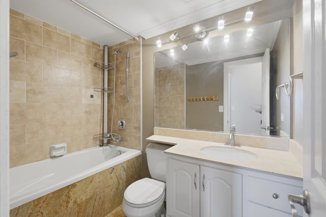 1463 Mercury Drive 115, Schaumburg, IL 60193