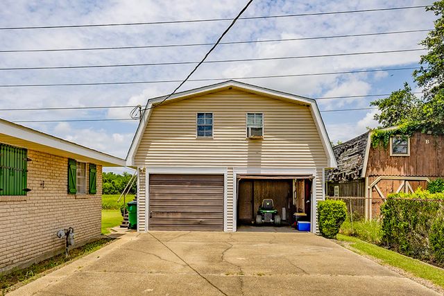 570 Hospital Dr, Raceland, LA 70394