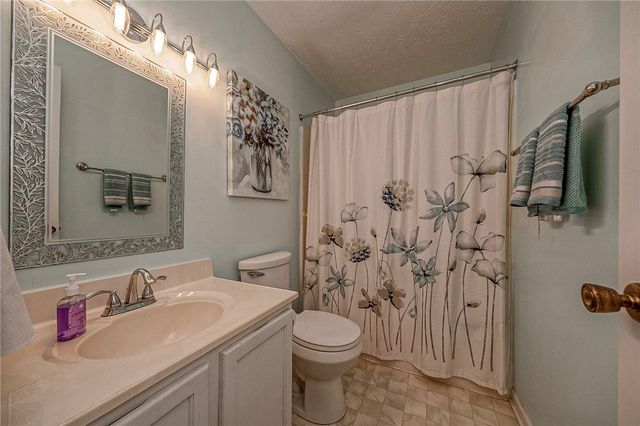 1001 Chelsea Dr, North Fayette, PA 15126
